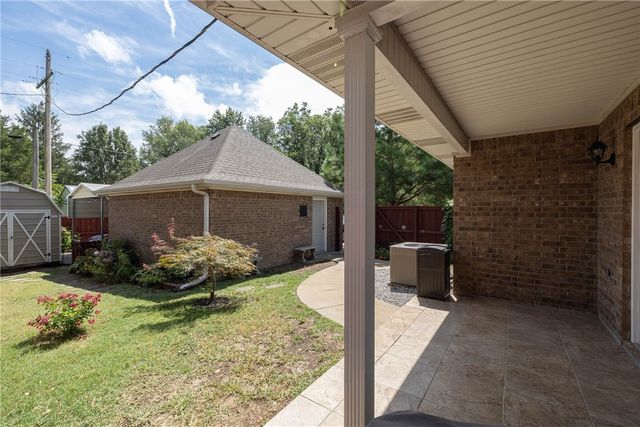 122 S Collins Avenue, Gentry, AR 72734