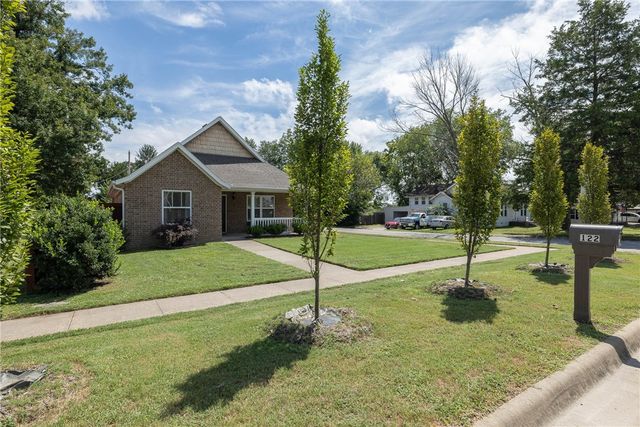 122 S Collins Avenue, Gentry, AR 72734