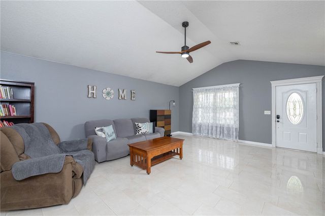 122 S Collins Avenue, Gentry, AR 72734