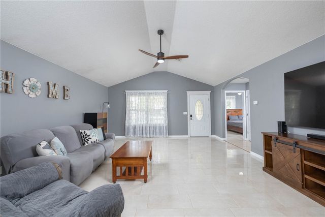 122 S Collins Avenue, Gentry, AR 72734