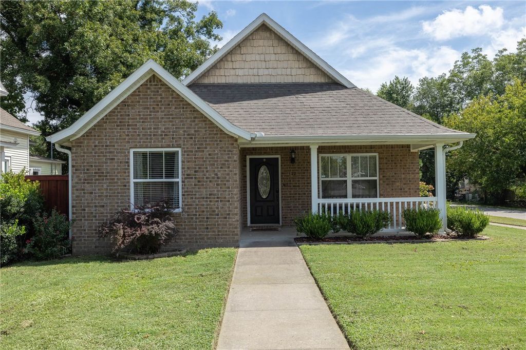 122 S Collins Avenue, Gentry, AR 72734