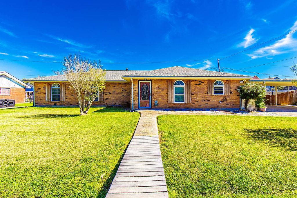 815 Levert Dr, Thibodaux, LA 70301