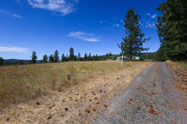 5677 Riverview Ln, Deer Park, WA 99006