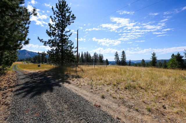 5677 Riverview Ln, Deer Park, WA 99006