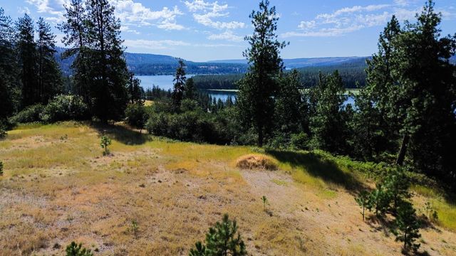 5677 Riverview Ln, Deer Park, WA 99006