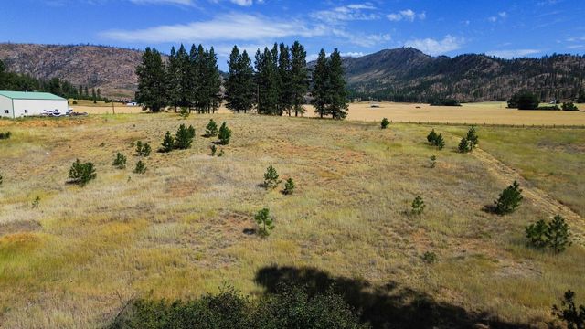 5677 Riverview Ln, Deer Park, WA 99006