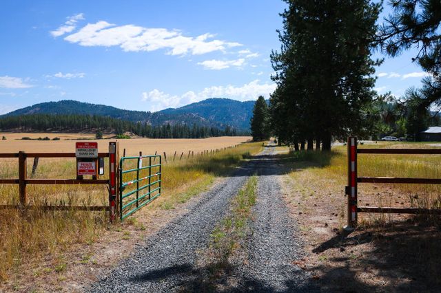 5677 Riverview Ln, Deer Park, WA 99006