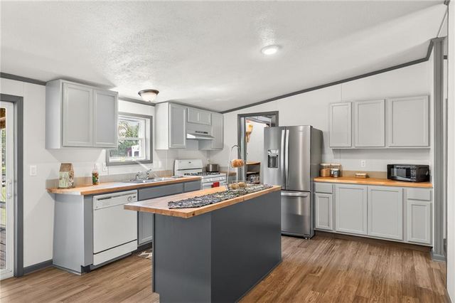 8205 E 255th Terrace, Freeman, MO 64746