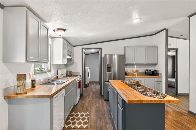 8205 E 255th Terrace, Freeman, MO 64746