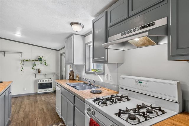 8205 E 255th Terrace, Freeman, MO 64746