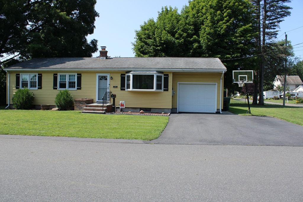 126 Warregan St, Chicopee, MA 01013