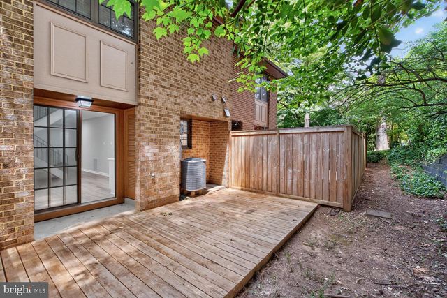 2006 HEADLANDS CIR, Reston, VA 20191