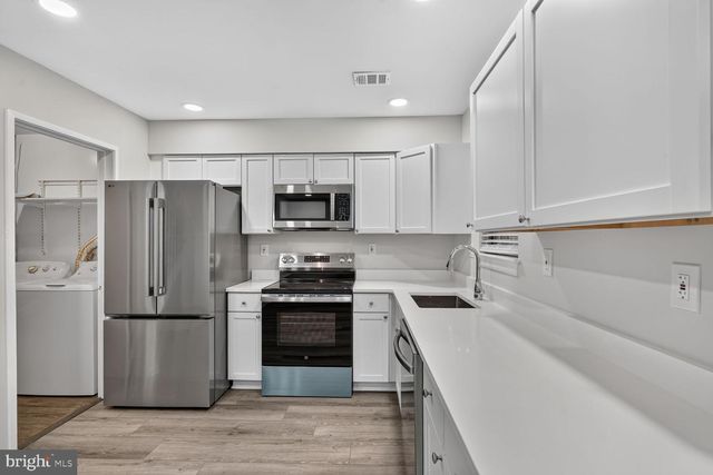 2006 HEADLANDS CIR, Reston, VA 20191