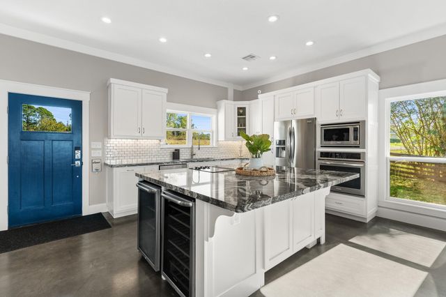 224 Oak Crest Drive, Livingston, TX 77351