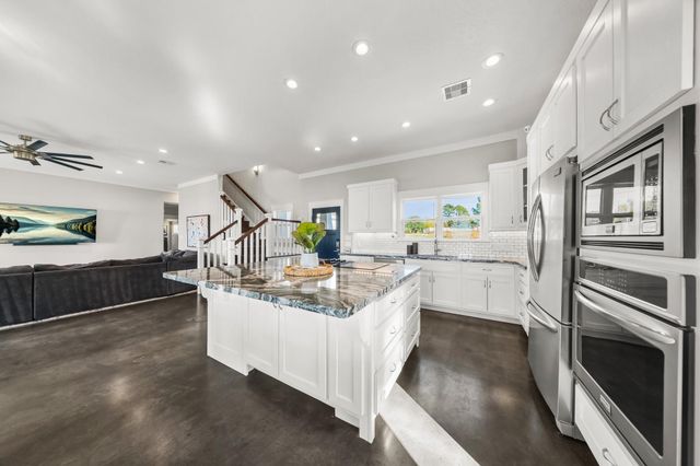 224 Oak Crest Drive, Livingston, TX 77351