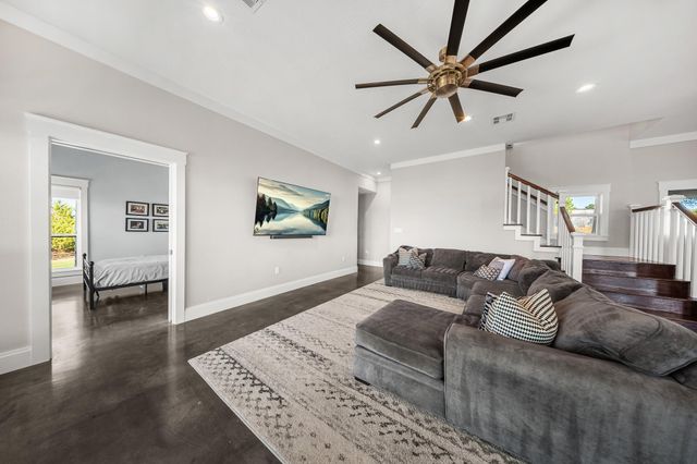 224 Oak Crest Drive, Livingston, TX 77351