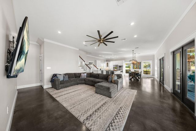 224 Oak Crest Drive, Livingston, TX 77351