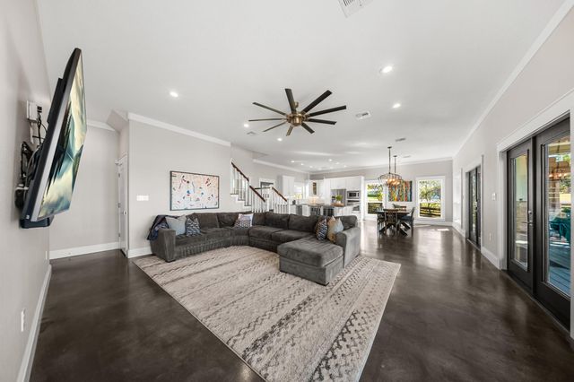 224 Oak Crest Drive, Livingston, TX 77351