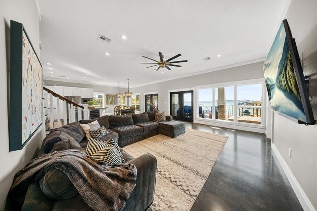 224 Oak Crest Drive, Livingston, TX 77351