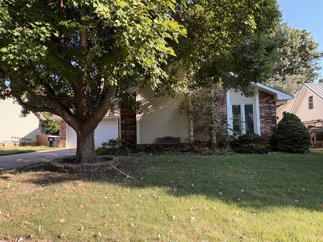 1327 W Riverside Street, Springfield, MO 65807