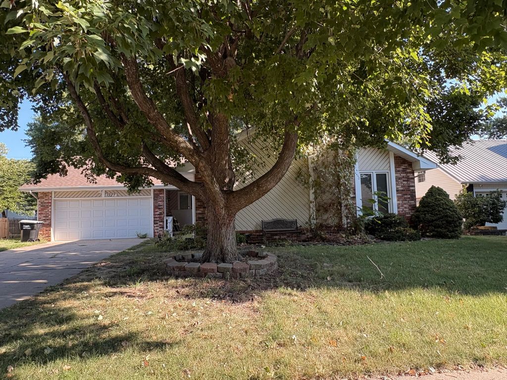 1327 W Riverside Street, Springfield, MO 65807