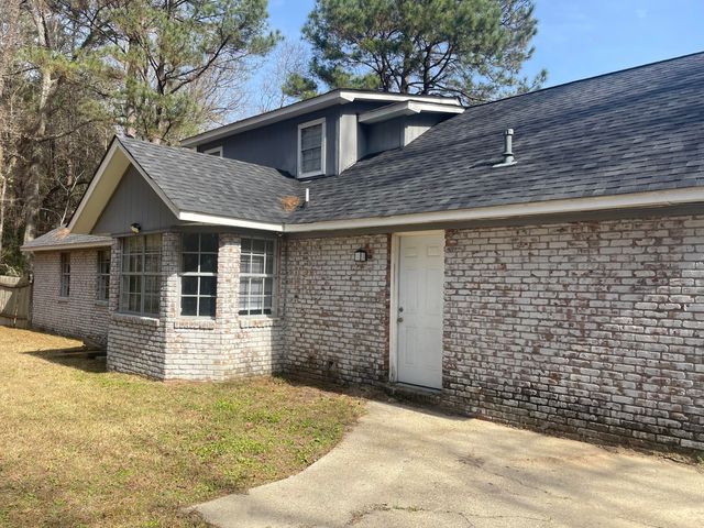 229 Sam Rayburn Dr., Hattiesburg, MS 39402