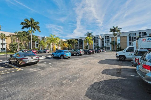 3000 NE 16th Ave 305, Oakland Park, FL 33334