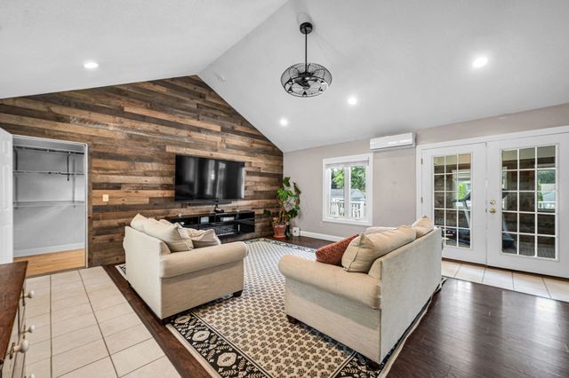35 East Glen St, Westfield, MA 01085