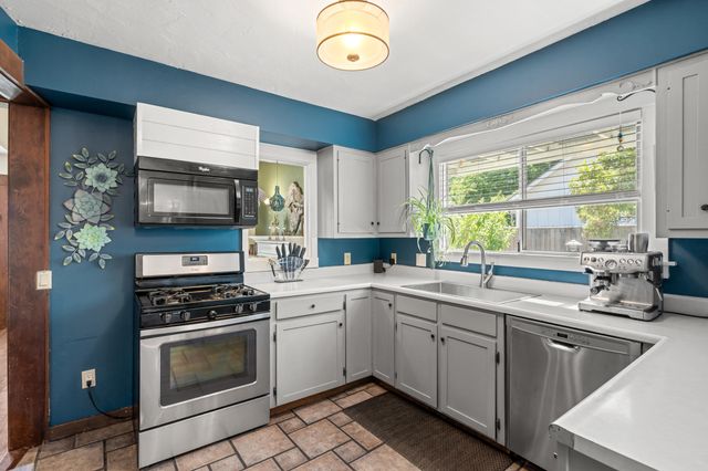 708 S Peach Street, Medford, OR 97501