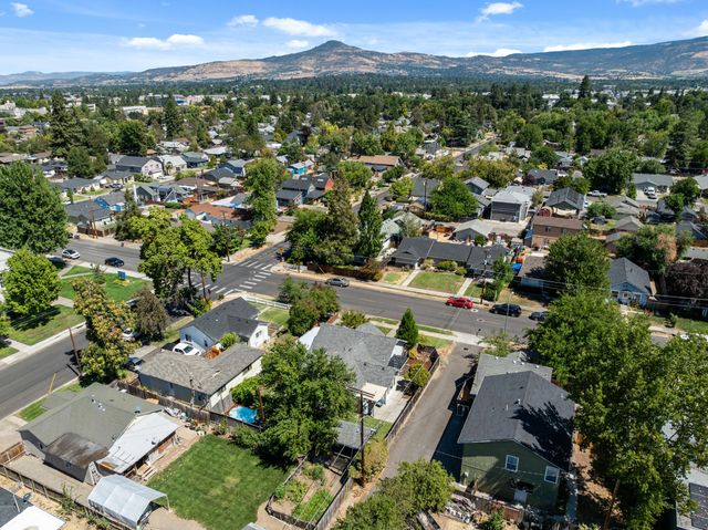 708 S Peach Street, Medford, OR 97501
