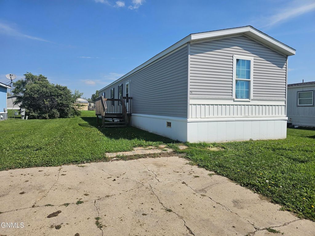 714 27th Street W, Williston, ND 58801 photo 2