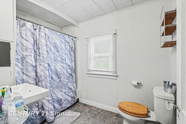 1724 State Street, Saginaw, MI 48602