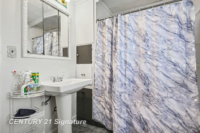 1724 State Street, Saginaw, MI 48602