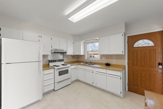 2308 Crabtree Avenue, Woodridge, IL 60517