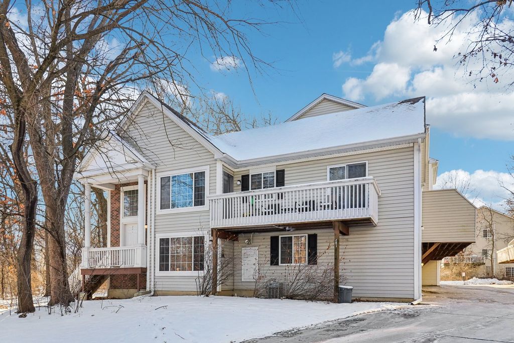 241 W Whispering Oaks Lane, Round Lake, IL 60073