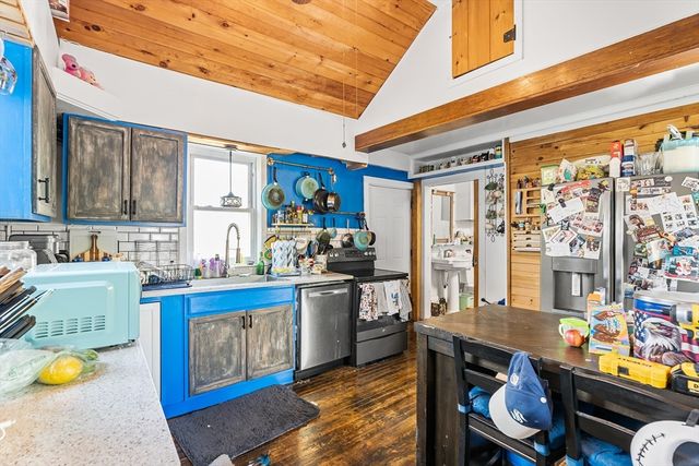 69 Huntington St, Brockton, MA 02301
