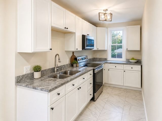 16 Fleming Ave 16, Andover, MA 01810
