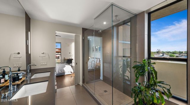 2300 E CAMPBELL Avenue 201, Phoenix, AZ 85016