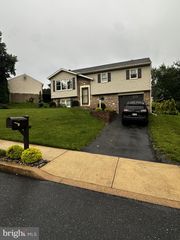 20 ROSEWOOD DR, Lancaster, PA 17603