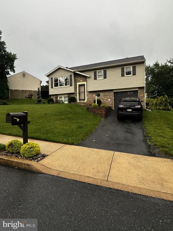 20 ROSEWOOD DR, Lancaster, PA 17603