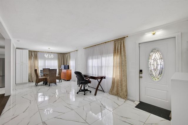 170 Maple Avenue W, Palm Beach Gardens, FL 33410