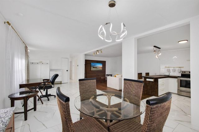 170 Maple Avenue W, Palm Beach Gardens, FL 33410