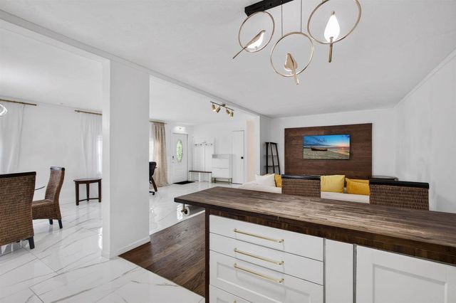 170 Maple Avenue W, Palm Beach Gardens, FL 33410