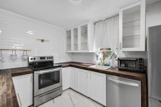 170 Maple Avenue W, Palm Beach Gardens, FL 33410