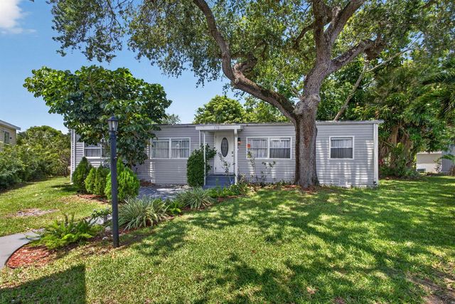 170 Maple Avenue W, Palm Beach Gardens, FL 33410