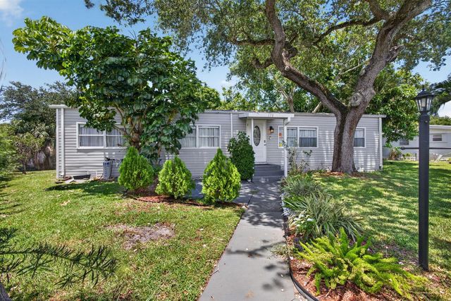 170 Maple Avenue W, Palm Beach Gardens, FL 33410