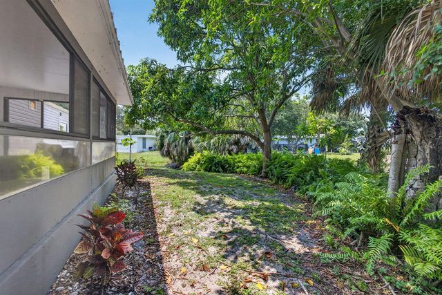 170 Maple Avenue W, Palm Beach Gardens, FL 33410