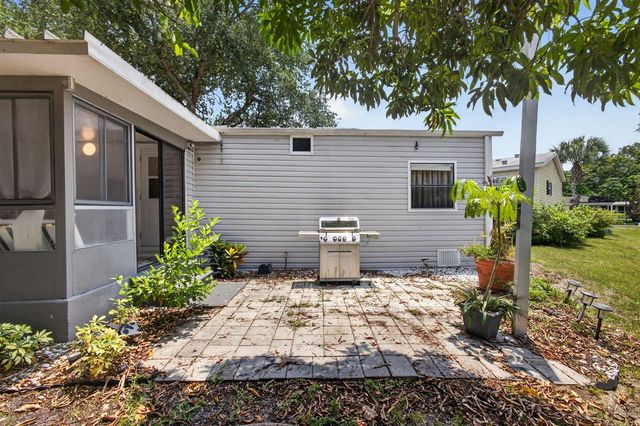 170 Maple Avenue W, Palm Beach Gardens, FL 33410
