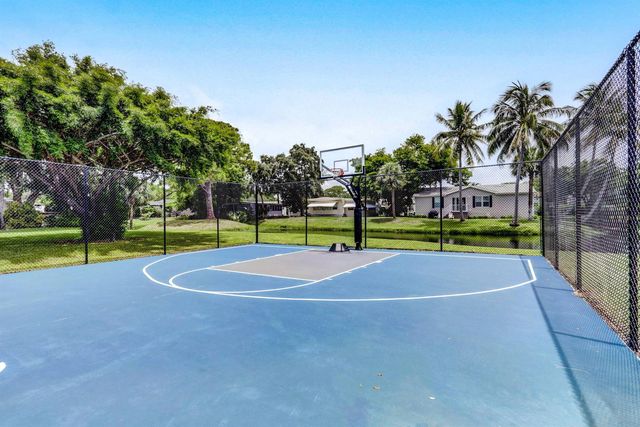 170 Maple Avenue W, Palm Beach Gardens, FL 33410