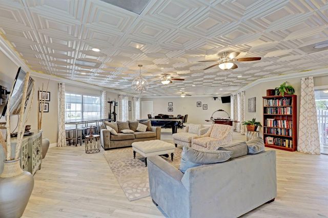 170 Maple Avenue W, Palm Beach Gardens, FL 33410